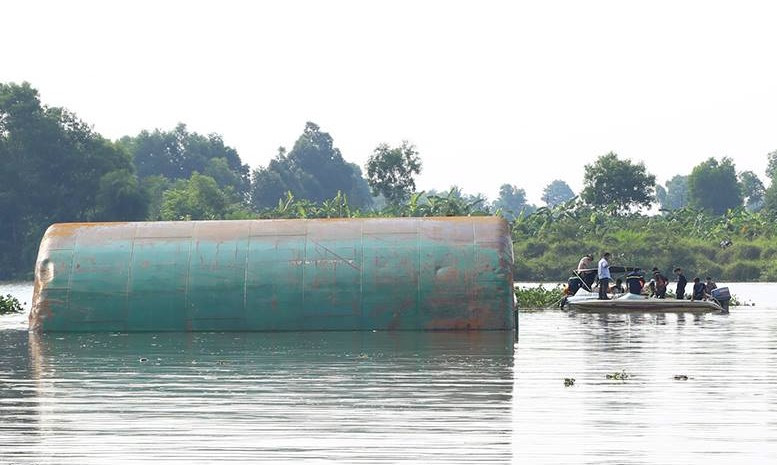 Hiện trường vụ lật sà lan