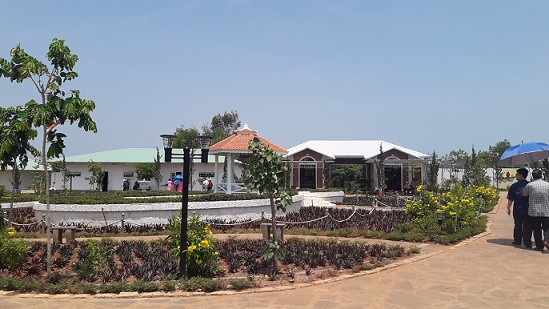 Khu nghỉ dưỡng của ca sĩ Hồ Quỳnh Hương vừa bị cơ quan chức năng xử phạt về hành vi xây dựng công trình không phép, trái phép.