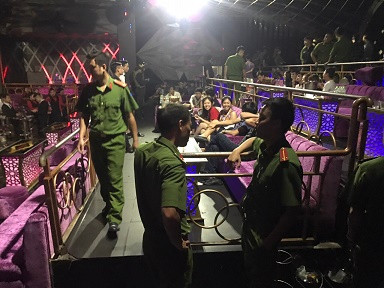 Cơ quan công an kiểm tra quán bar
