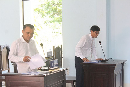 Hai anh em ruột là ông Đức và ông Hiếu (phải) trong phiên toà ở Bình Thuận