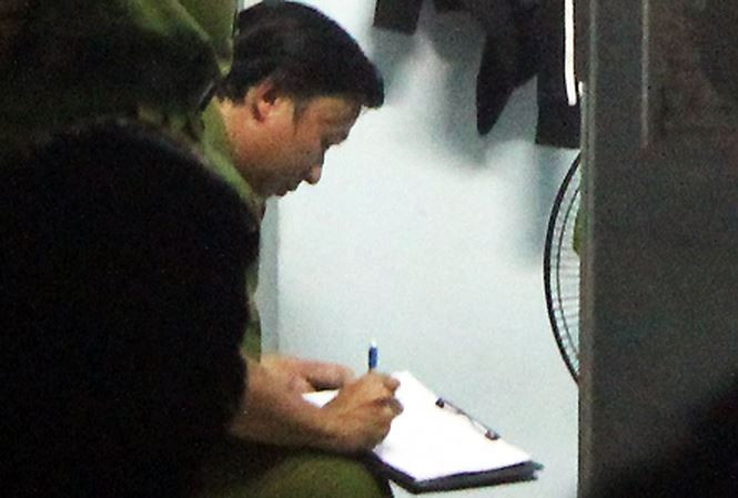 Công an khám nghiệm hiện trường vụ án. Ảnh: Vnexpress