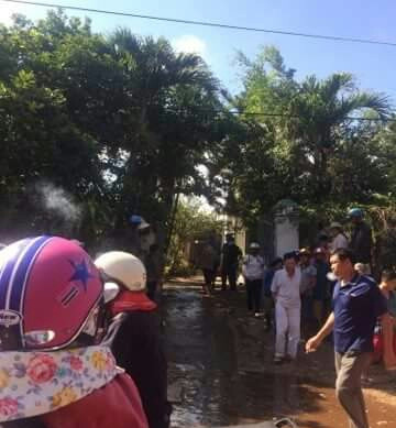 Người dân địa phương đến xem hiện trường hai vợ chồng tử vong bất thường trong nhà