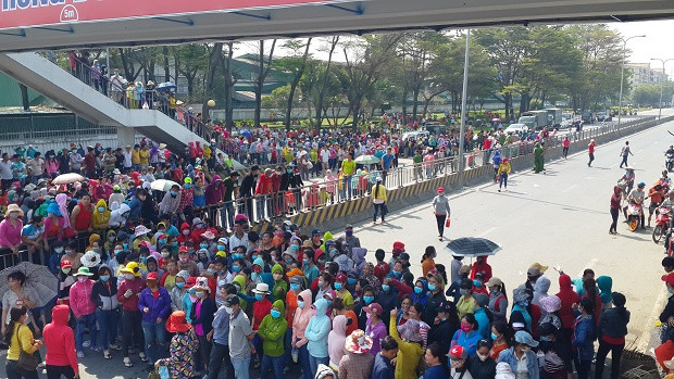 Ảnh: Công nhân chặn quốc lộ 1K để phản đối chính sách tiền lương mới.