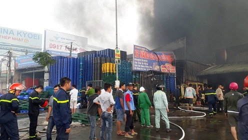 Lực lượng cảnh sát hối hả chữa cháy.