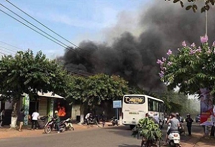 Nhà hàng cháy lớn, khói bốc ngút trời.