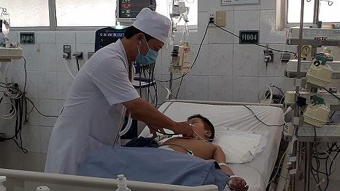 Hóc thức ăn, bé trai nguy kịch