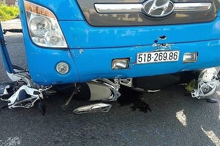 Xe khách tông hàng loạt xe máy đang dừng đèn đỏ ở Đồng Nai