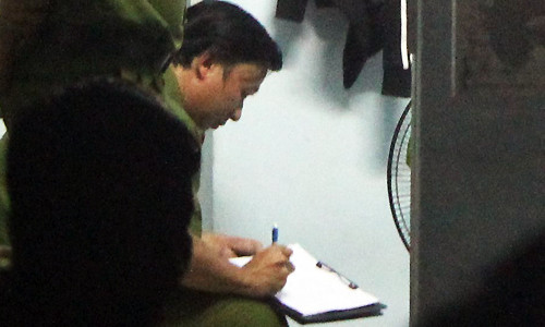 Công an khám nghiệm hiện trường vụ án. Ảnh: Vnexpress