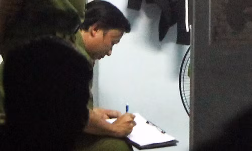 Công an khám nghiệm hiện trường vụ án. Ảnh: Vnexpress