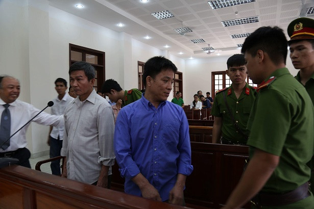 Hai bị cáo tại phiên tòa