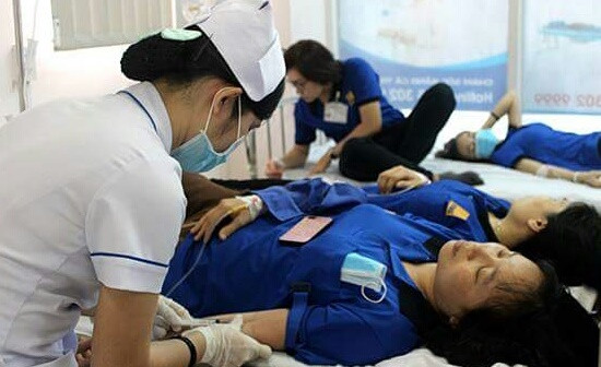 Các công nhân bị ngộ độc thức ăn đang được chăm sóc y tế