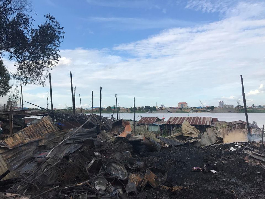 Toàn bộ nhà cửa, tài sản của các gia đình tại đây bị thiêu rụi. Ảnh ĐSQ VN tại Campuchia.