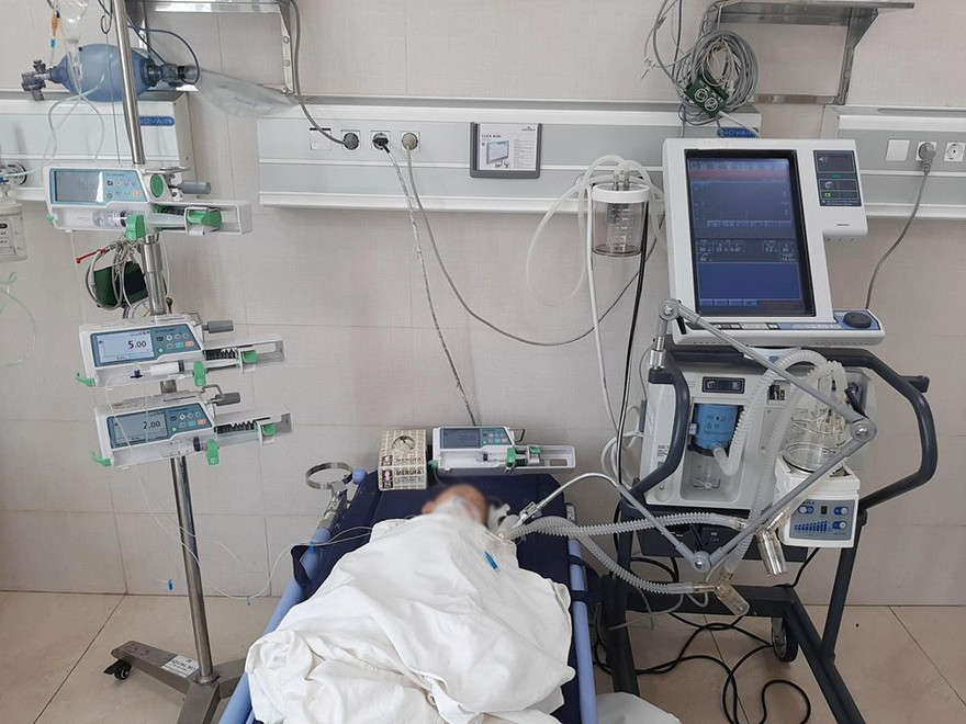 Bệnh nhi 16 tháng tuổi bị đuối nước đang được chăm sóc đặc biệt tại Trung tâm Sản - Nhi Phú Thọ. Ảnh bệnh viện cung cấp