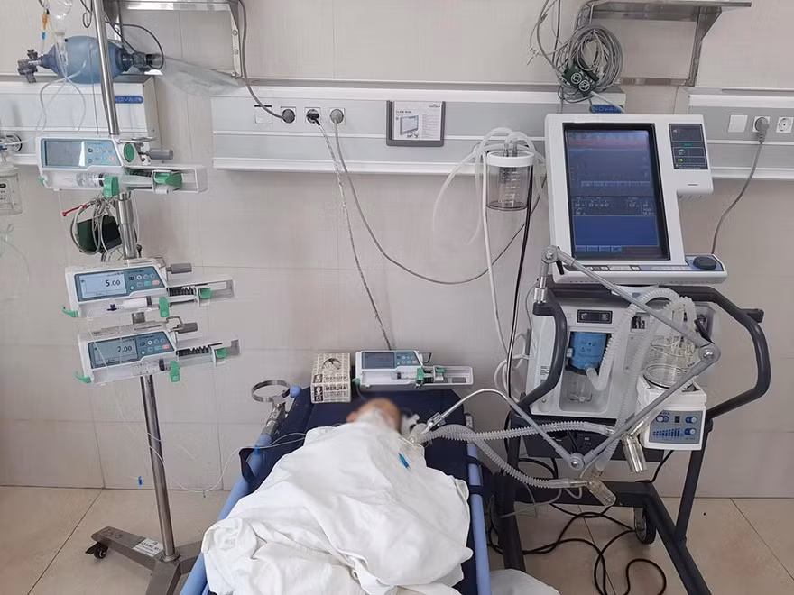 Bệnh nhi 16 tháng tuổi bị đuối nước đang được chăm sóc đặc biệt tại Trung tâm Sản - Nhi Phú Thọ. Ảnh bệnh viện cung cấp