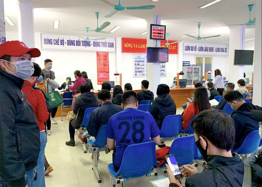 Người lao động chờ đợi làm thủ tục hưởng Bảo hiểm thất nghiệp tại Trung tâm Dịch vụ việc làm Hà Nội. Ảnh: Như Ý.