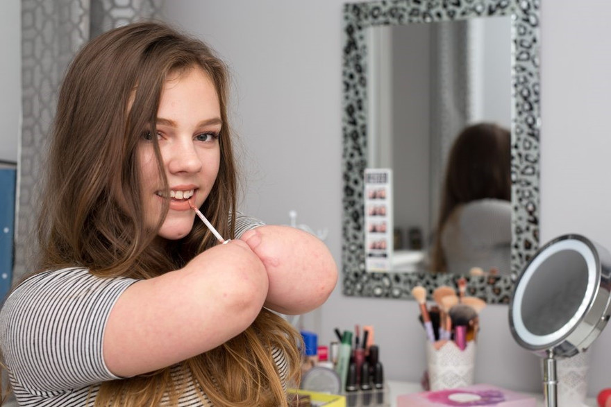 Izzy Weall gây sốt mạng bằng những clip dạy trang điểm