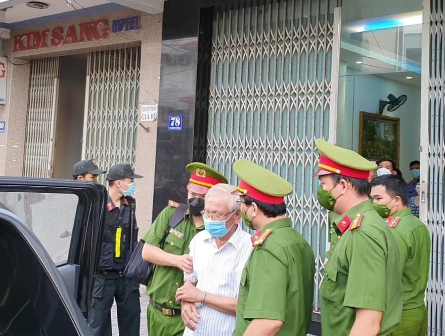 Công an dẫn giải ông Lê Văn Dẽ - Cựu Giám đốc Sở Xây dựng Khánh Hoà về nơi tạm giam. Ảnh LỮ HỒ.