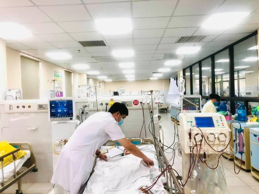 BS kiểm tra cho bệnh nhân bị sốt mò điều trị tại Bệnh viện Đa khoa tỉnh Hòa Bình. Ảnh: BV cung cấp