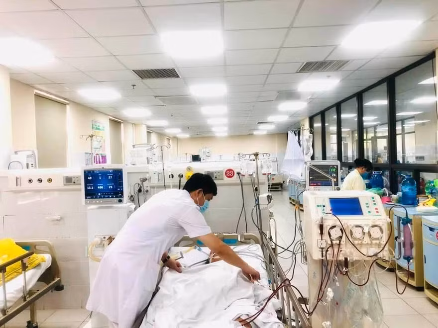 BS kiểm tra cho bệnh nhân bị sốt mò điều trị tại Bệnh viện Đa khoa tỉnh Hòa Bình. Ảnh: BV cung cấp