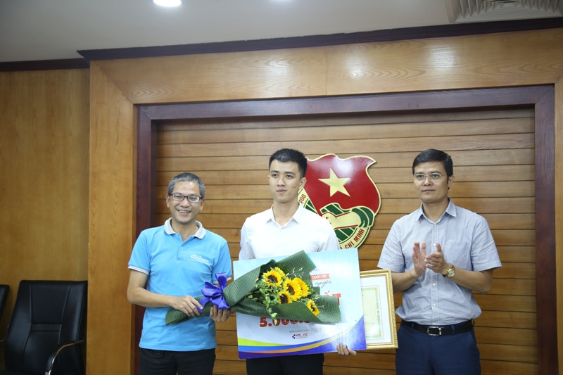 BTC trao giải Nhất cho ý tưởng: "“Phương tiện thủy bộ thu gom rác thải bãi biển, mặt nước” của nhóm sinh viên đến từ trường Đại học Bách khoa Đà Nẵng. Ảnh: Lâm Hải