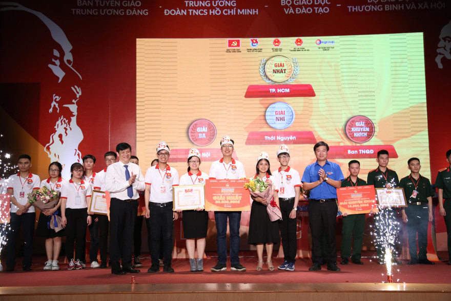 Bí thư thứ nhất T.Ư Đoàn, Chủ tịch Hội LHTN Việt Nam Lê Quốc Phong trao giải Nhất cho đội tuyển TP HCM