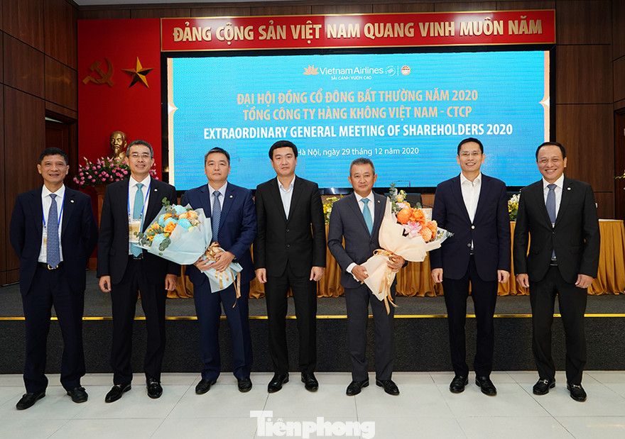 Ông Lê Trường Giang (thứ 3 từ trái sang) được bầu tham gia HĐQT với thời hạn 5 năm.