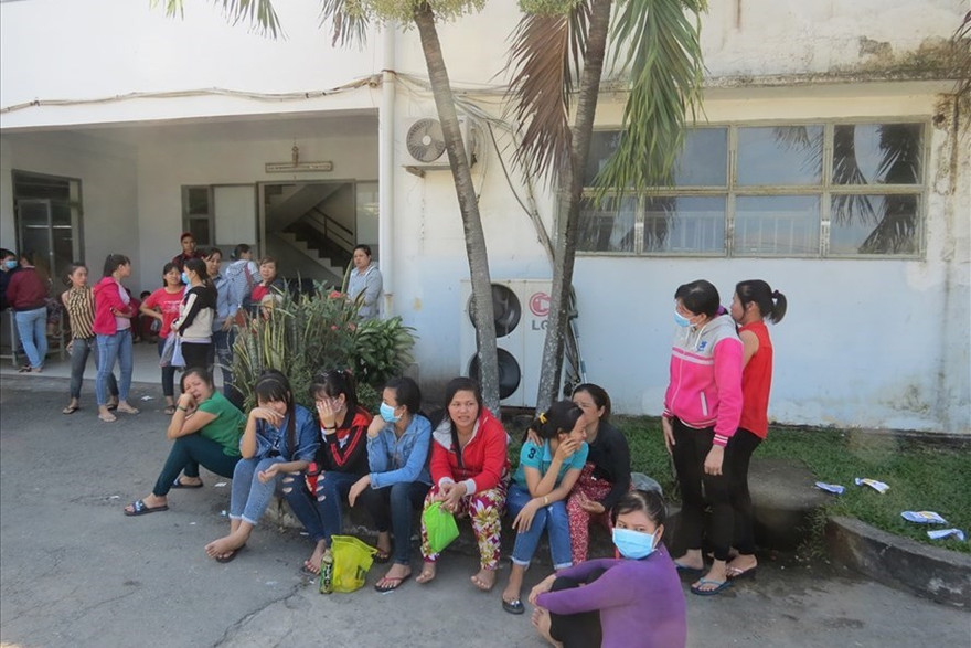 Công nhân Cty TNHH Nam Phương ngừng việc đầu năm 2018 vì bị nợ lương. Ảnh: LĐ.