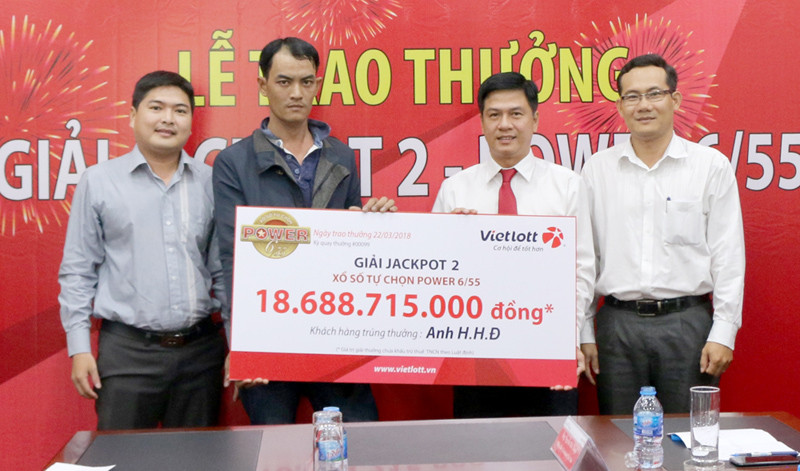 Ông Đ. là người thứ 3 không che mặt khi lên nhận giải độc đắc của Vietlott.