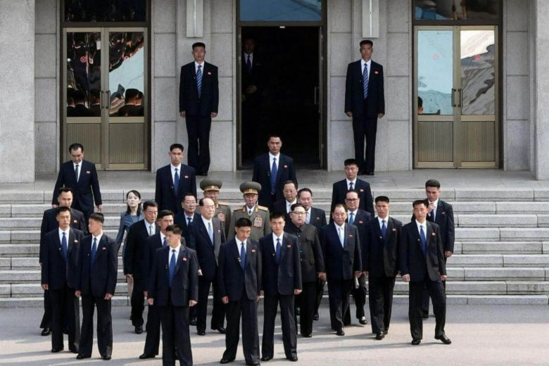 Đội vệ sỹ bảo vệ ông Kim Jong-un tại hội nghị thượng đỉnh liên Triều hồi tháng 4.Ảnh: Straits Times 