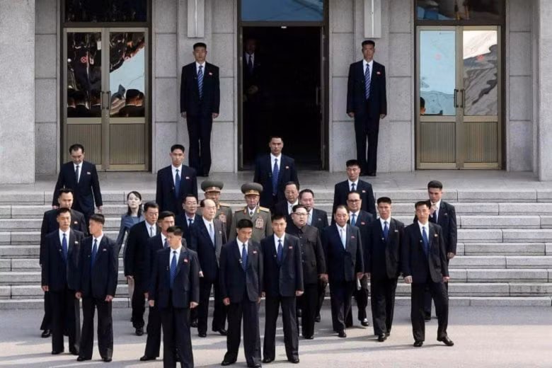 Đội vệ sỹ bảo vệ ông Kim Jong-un tại hội nghị thượng đỉnh liên Triều hồi tháng 4.Ảnh: Straits Times 