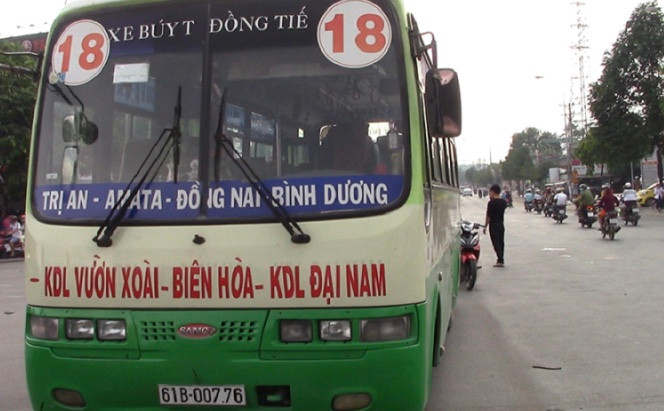 Xe buýt cán qua người khiến 2 thiếu nữ nguy kịch