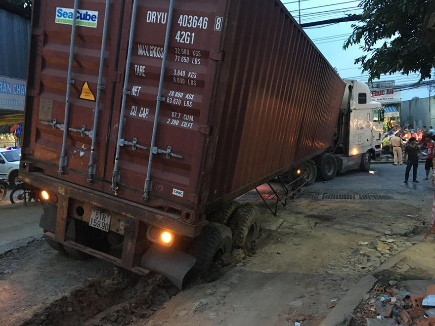 Xe container 'nằm vạ' giao thông tê liệt nhiều giờ