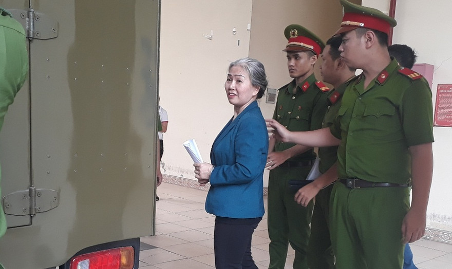 Cán bộ y tế lừa chạy việc chiếm 12 tỷ đồng