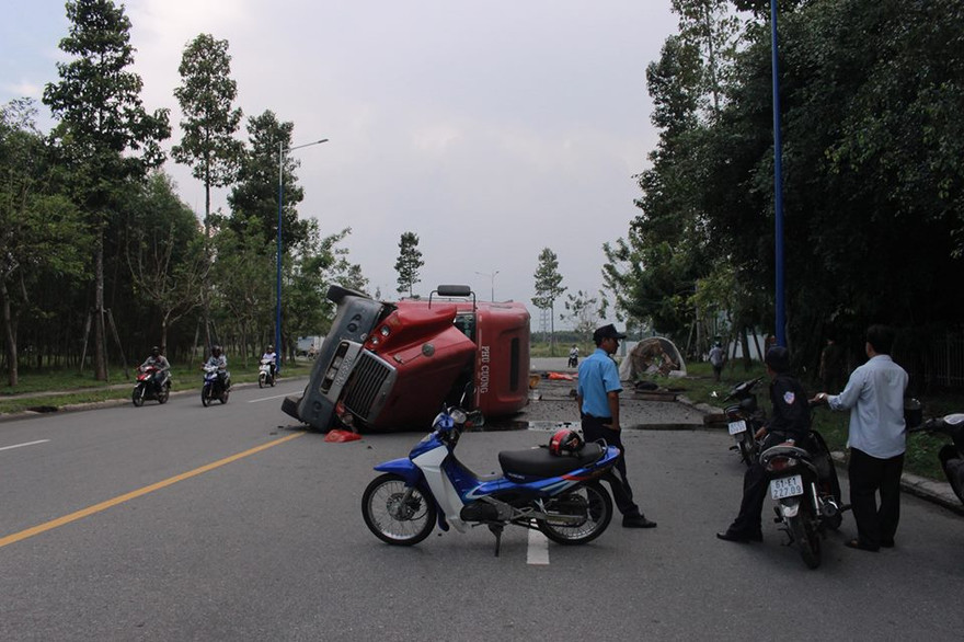 Dùng búa phá cửa cabin xe container giải cứu tài xế và phụ xe