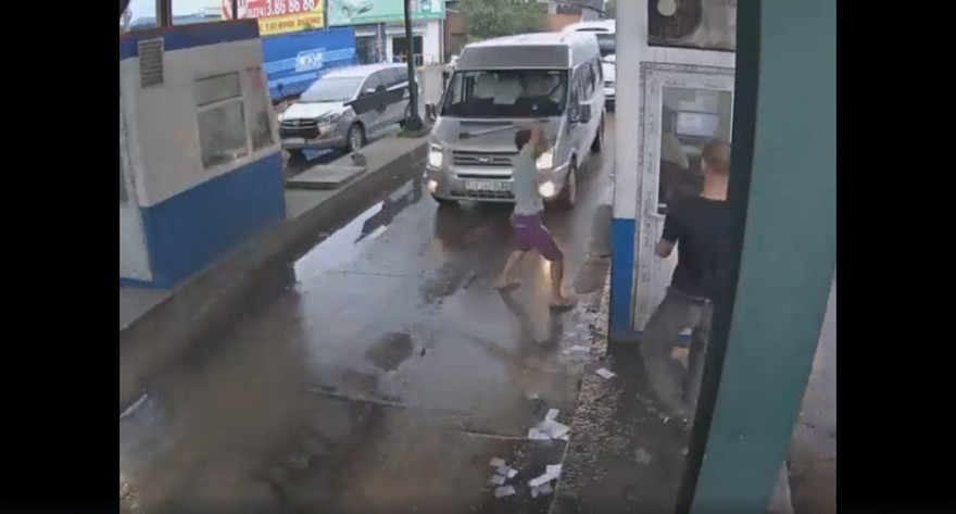 Côn đồ đánh gãy tay nhân viên trạm thu phí ở Bình Dương