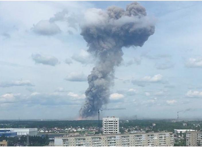 Những đám khói cao bao trùm trên nhà máy ngay sau vụ nổ tại thị trán Dzerzhinsk, miền Trung nước Nga.