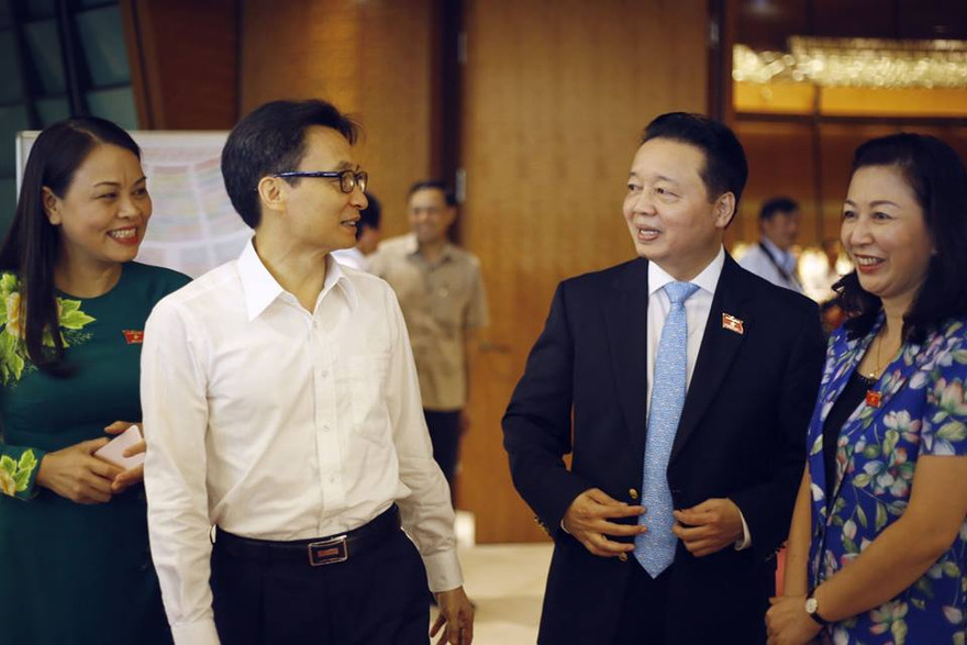 Bộ trưởng Trần Hồng Hà và Phó Thủ tướng bên lề kỳ họp. Ảnh Như Ý