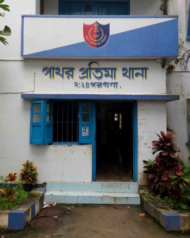 Đồn cảnh sát Patharpratima, nơi người đàn ông mang đầu vợ đến tự thú đã giết vợ.