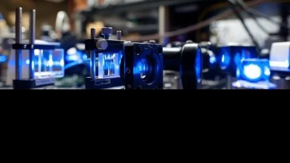 Ánh sáng laser màu xanh được sử dụng trong thí nghiệm chặn Pauli khiến vật chất trở nên vô hình.