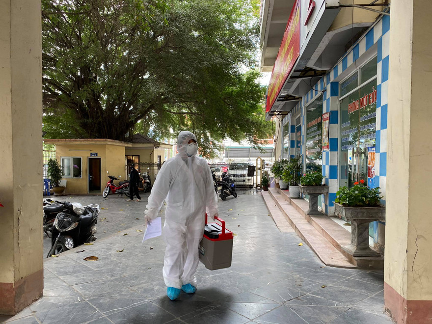 Sáng 28/1. nhân viên CDC Quảng Ninh mang mẫu xét nghiệm SARS-CoV-2 về Trung tâm CDC để làm xét nghiệm. Ảnh: Thuận Phương