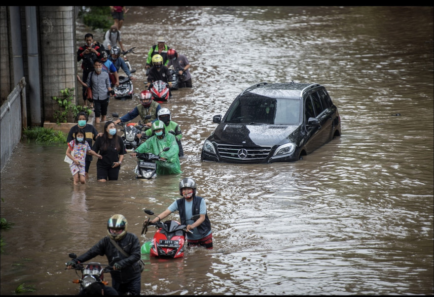 Ô tô, xe máy bị ngập nặng trên đường phố thủ đô Jakarta.