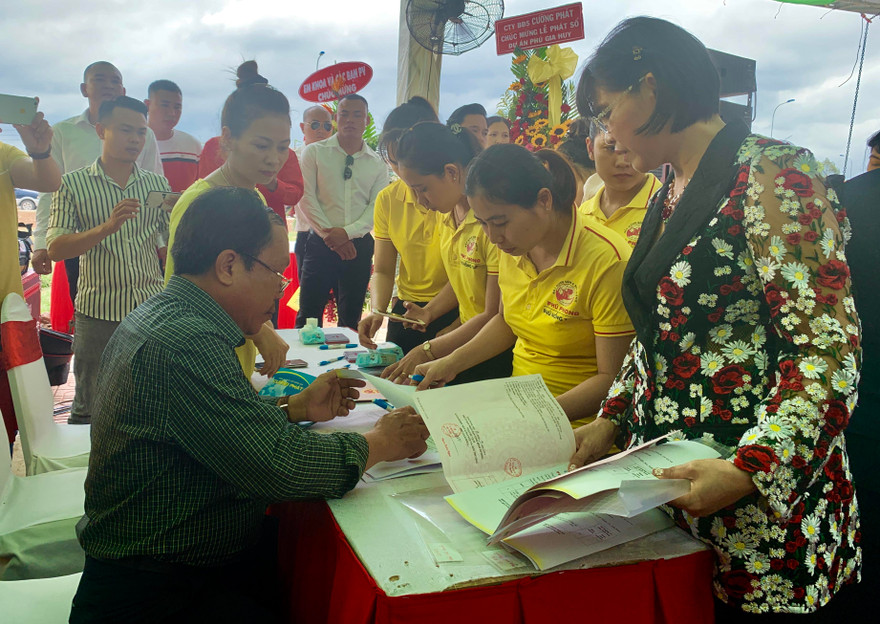 Khách hàng phấn khởi nhận 'sổ đỏ' dự án Phú Gia Huy