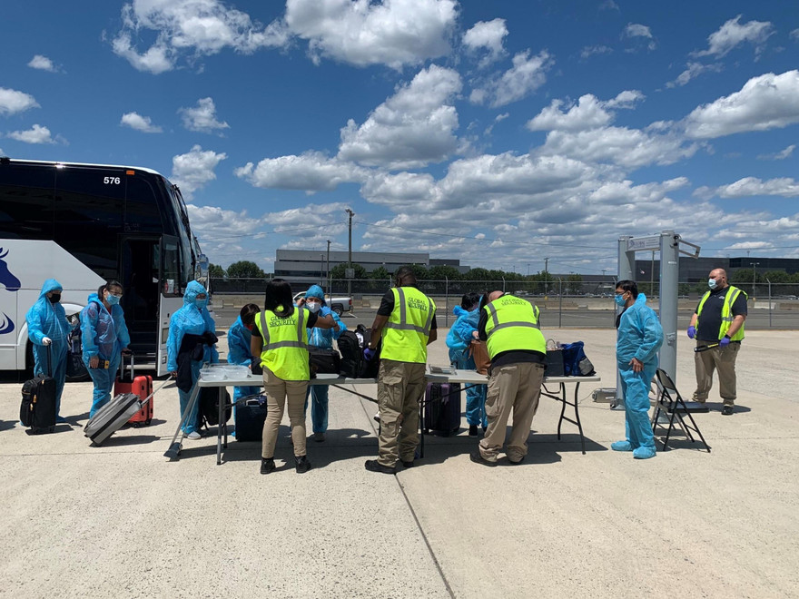 Công dân Việt Nam tại Mỹ làm thủ tục lên chuyến bay thẳng đầu tiên của năm 2021 do một hãng hàng không Việt Nam thực hiện.