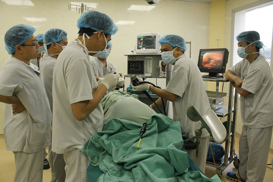 Các BS BV E đang tiến hành phẫu thuật cứu bệnh nhân nữ bị hóc xương gà. Ảnh: BV E cung cấp