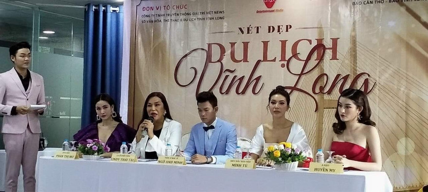 Á hậu Huyền My, siêu mẫu Minh Tú ( từ phải sang) trên ghế nóng giảm khảo vòng sơ khảo “ Người đẹp Du lịch Vĩnh Long”