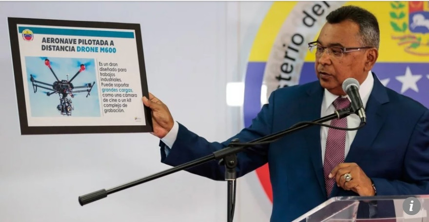 Bộ trưởng Nội vụ Venezuela đã mô phỏng cuộc tấn công khủng bố bằng máy bay không người lái mới đây tại cuộc họp báo.