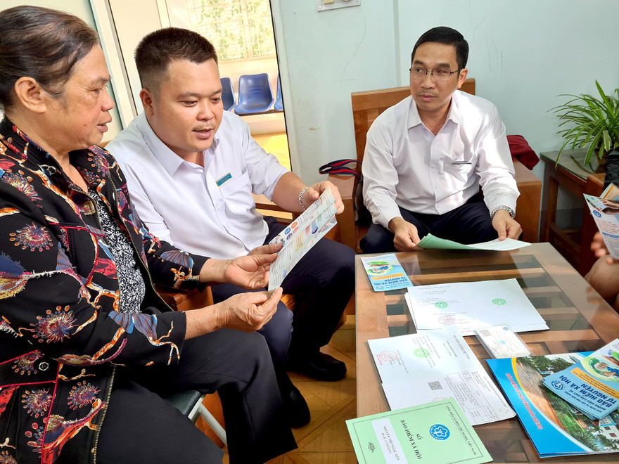 Khi chưa có dịch COVID-19, việc tuyên truyền, vận động người dân tham gia BHXH tự nguyện đã khó, bối cảnh dịch bệnh hoạt động này còn khó vận lần. Ảnh: L.H.Việt.