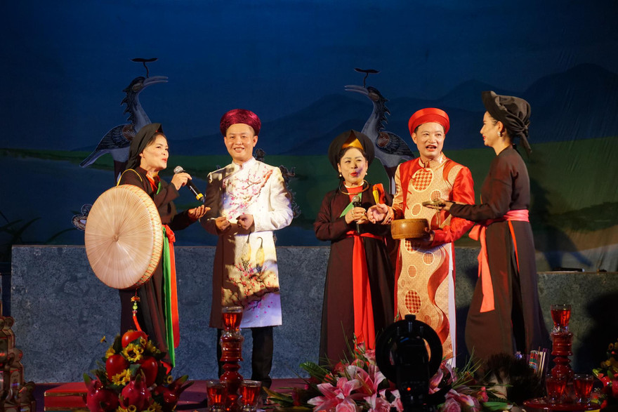 Điệu quan họ "Mời trầu" sẽ mở đầu chương trình " Quan họ- Lên đồng: Hai di sản thế giới.". Ảnh: Lan Anh