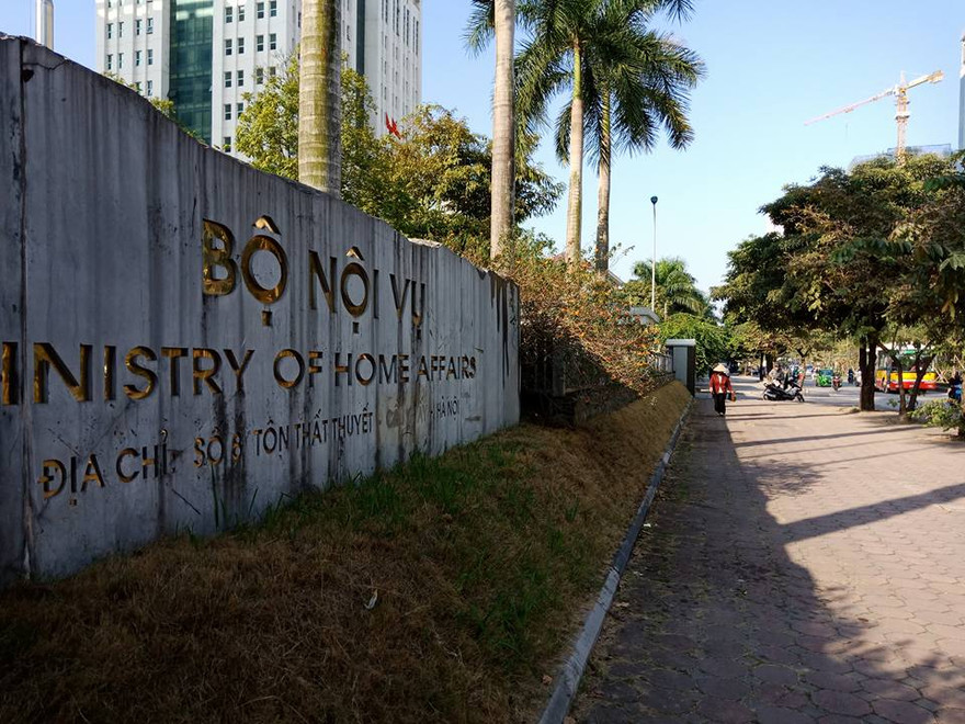 Bộ Nội vụ vẫn đang "nợ" câu trả lời vụ phát ngôn đúng quy trình. Ảnh LD