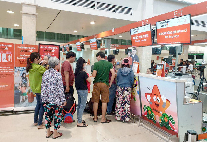 Quây làm thủ tục ưu tiên người già, trẻ em của Jetstar Pacific.